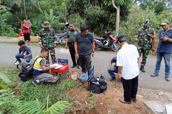 Babinsa dampingi  PetugasBalai Besar Wilayah Serayu Opak Yogyakarta Verifikasi Geolistrik