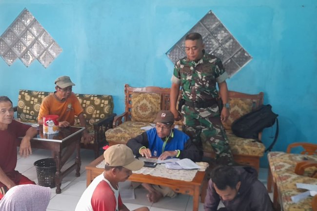 Pembayaran PBB, Danpos Komsos Dengan Perangkat Serta Warga