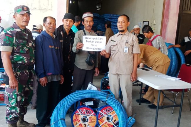 Babinsa Koramil 04/Karangkobar Dampingi Kelompok Tani Penerima Bantuan Mesin Pompa Air