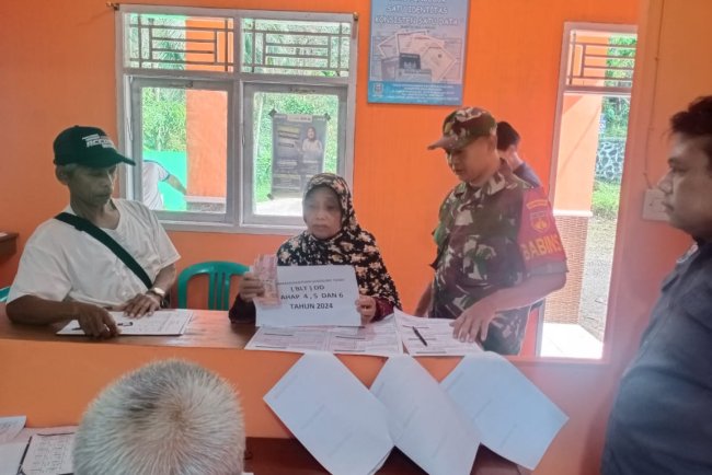 Babinsa Laksanakan Pendampingan Bembagian BLT DD di Desa Binaan