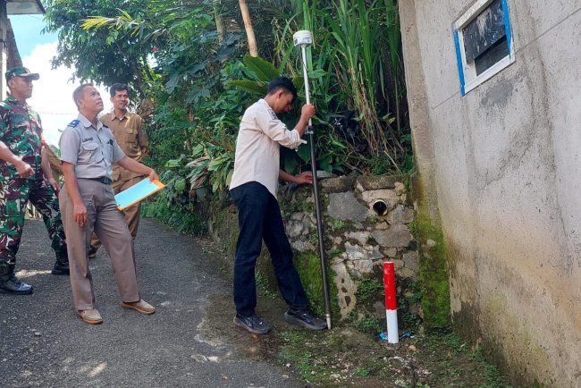 Serda Suratno Dampingi BPN Dan KUA Lakukan Pengukuran Tanah Wakaf Di Desa Gumelar