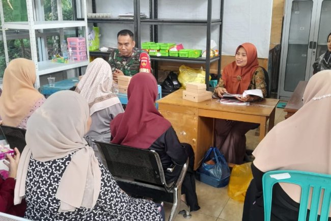 Dukung Program Pemerintah Cegah Stanting, Babinsa Laksanakan Pendampingan PMT
