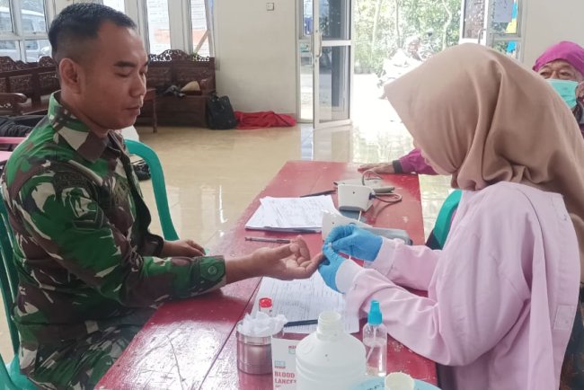 Peduli Kemanusiaan, Danposramil dan Babinsa Kebutuhduwur Laksanakan Donor Darah 