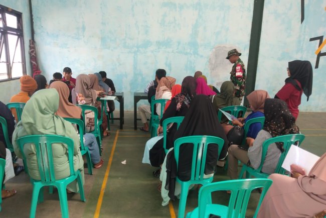 Babinsa Laksanakan Pendampingan Pendaftaran Prakerja