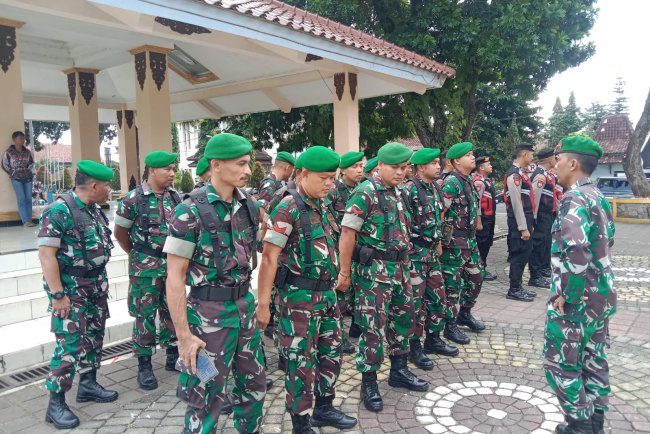 Pengukuhan Penyesuaian Jabatan Kades, Babinsa Laksanakan Pengamanan