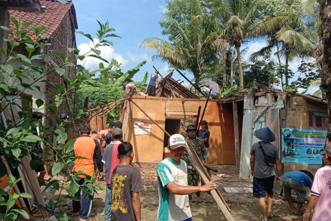 Selalu Ada Bersama Rakyat, Babinsa Bantu Renovasi Rumah Warga