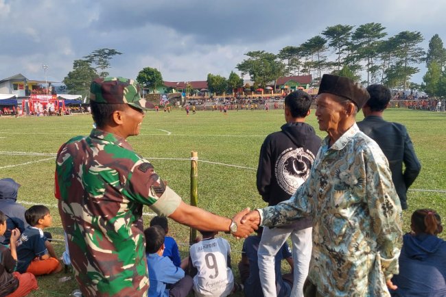 Sinergitas Babinsa Koramil 16/Pejawaran dan Bhabinkamtibmas Polsek Pejawaran Laksanakan Pengamanan Turnamen Sepak Bola