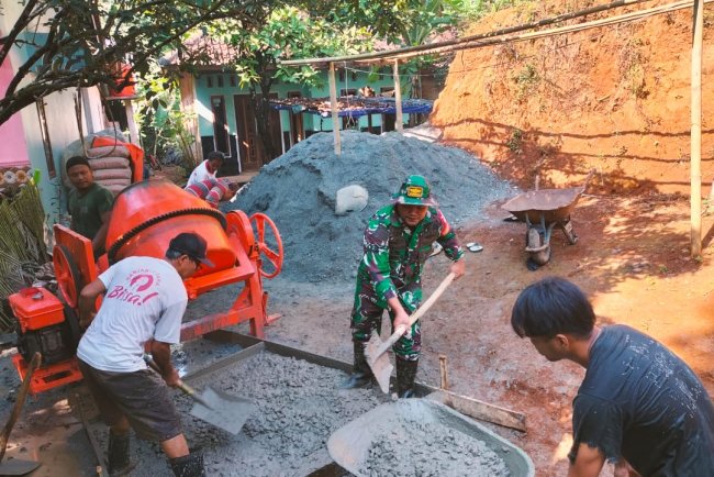 Manunggal Dengan Rakyat Babinsa Kerja Bakti Pengecoran Jalan Usaha Tani