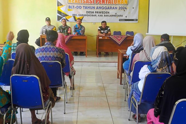 Babinsa Koramil 04/Karangkobar Serma Sujatnoto Dampingi Penyaluran BLT DD