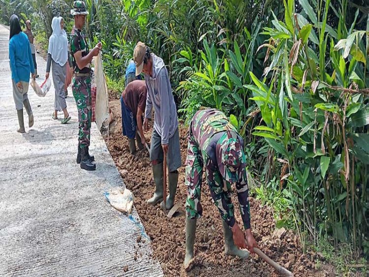 Kerja Sama TNI dan Warga Sijenggung Pengurugan Kiri Kanan Rabat Beton untuk Infrastruktur Desa