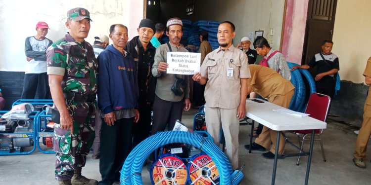 Babinsa Koramil 04/Karangkobar Dampingi Kelompok Tani Penerima Bantuan Mesin Pompa Air