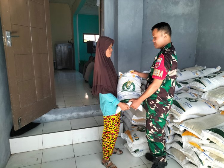 Babinsa Koramil 01 Banjarnegara Selalu Setia Kawal Penyaluran Bantuan Pangan