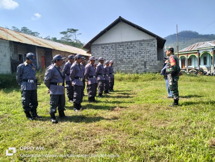 Babinsa Berikan Pelatihan Peraturan Baris Berbaris Kepada Satlinmas