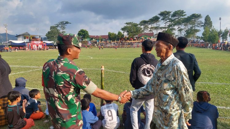 Sinergitas Babinsa Koramil 16/Pejawaran dan Bhabinkamtibmas Polsek Pejawaran Laksanakan Pengamanan Turnamen Sepak Bola