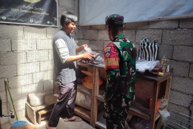 Babinsa Koramil 16/Pejawaran  Komsos Sekaligus Bantu Warga Giling Kopi