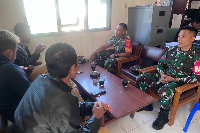 Bina Sinergitas, Babinsa Koramil 16/Pejawaran Komsos Dengan Perangkat Desa