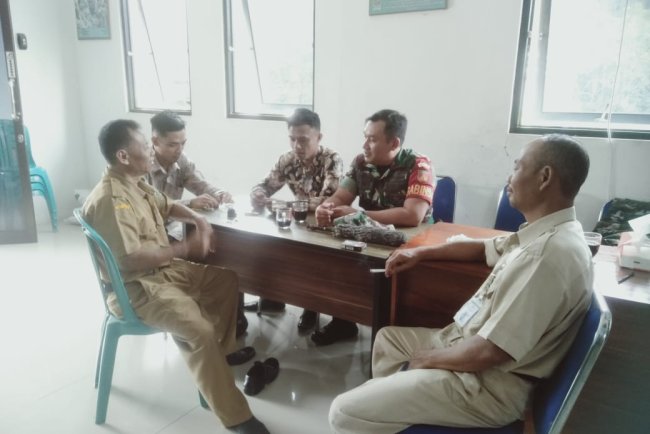 Mendekati Bulan Agustus, Babinsa Laksanakan Komsos