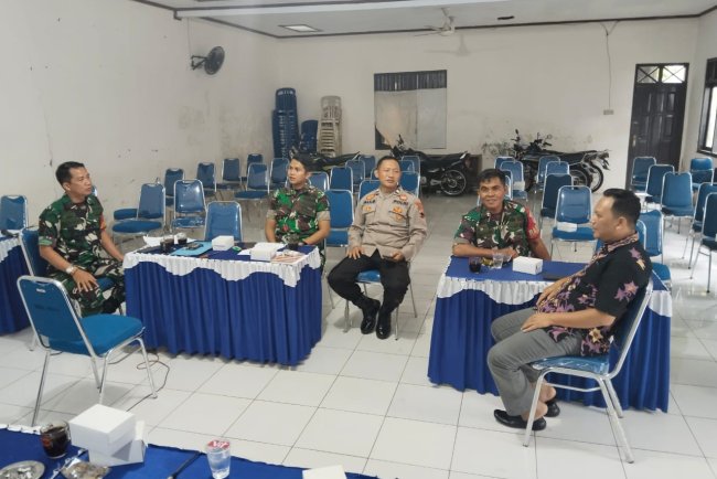 Pererat Tali silaturahmi Babinsa komsos dengan Staf Kantor kecamatan mandiraja