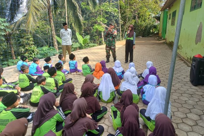 Masa Pengenalan Lingkungan Sekolah Babinsa Koramil 11 Punggelan Memberikan Materi PBB