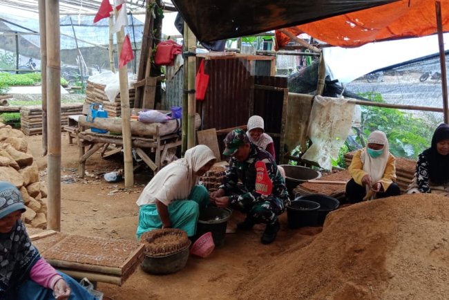 Babinsa Koramil 04/Karangkobar Jalin Komsos Dengan Kelompok Wanita Tani Desa Ambal