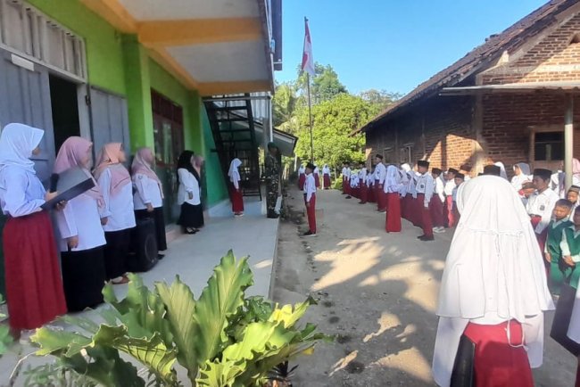 Tanamkan Cinta Tanah Air, Babinsa Jadi Pembina Upacara