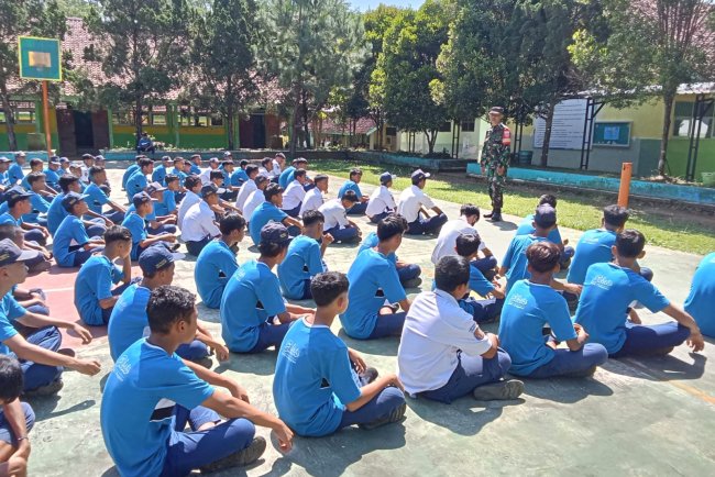 Tingkatkan Sikap Nasionalisme Babinsa Berikan Bekal Wasbang Kepada Siswa Siswi SMP 