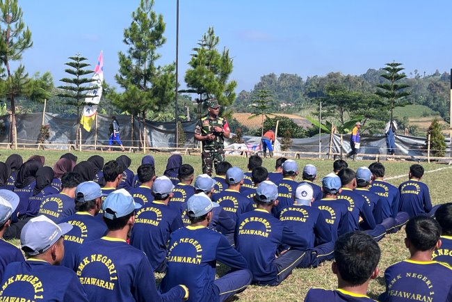 Babinsa Koramil 16/Pejawaran Berikan Materi PBB MPLS Siswa Baru