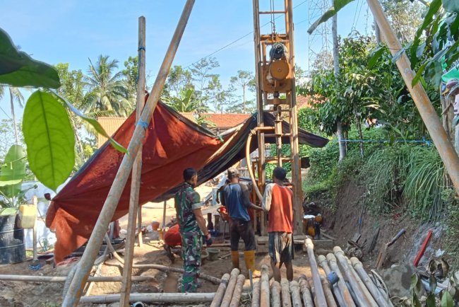 Babinsa Melaksanakan Pendampingan Dan Monitoring Pembuatan Sumur Bor