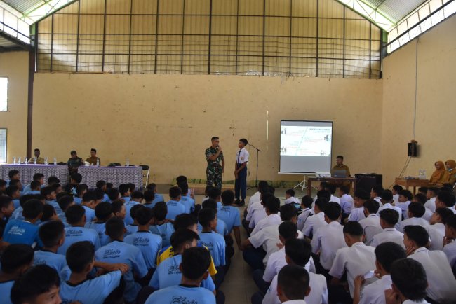 Dandim 0704 Banjarnegara Berikan Materi Wawasan Kebangsaan di SMP Negeri 1 Punggelan