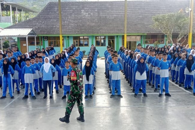 Babinsa Melaksanakan Kegiatan Pembinaan Mental, Karakter, dan PBB dalam Masa Pengenalan Lingkungan Sekolah