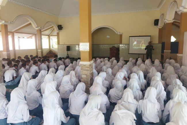 Mewujudkan Pelajar Berprofil Pancasila Pada Siswa Babinsa Berikan Materi Wasbang Dan PBB Pada Masa MPLS