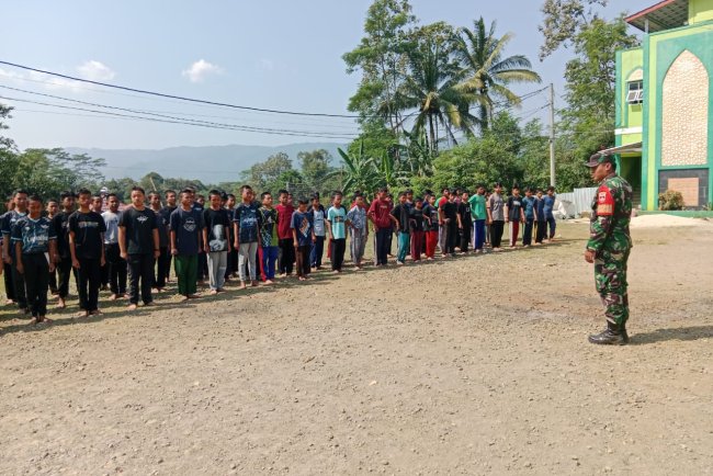 Babinsa Koramil 14/Madukara Beri Materi Wasbang Pada Santriwan Santriwati di ponpes Yakutun Nafis