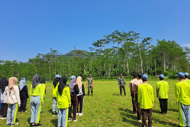 Isi Kegiatan MPLS Babinsa Koramil 04/Karangkobar Sampaikan Penguatan Kesadaran Bela Negara