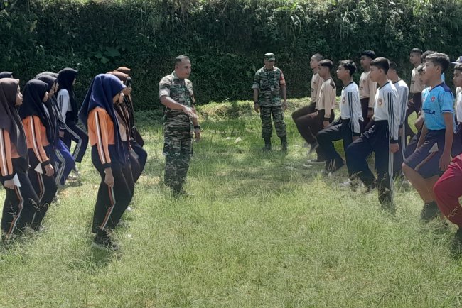 MPLS SMP Negeri 2 Karangkobar  Babinsa Berikan Pelatihan PBB Dan Wawasan Kebangsaan