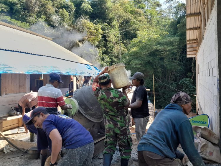 Sebagai Aplikasi Prajurit Teritorial, Babinsa Koramil 04/Karangkobar Bantu Pengecoran Kios Warga