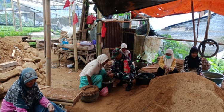 Babinsa Koramil 04/Karangkobar Jalin Komsos Dengan Kelompok Wanita Tani Desa Ambal