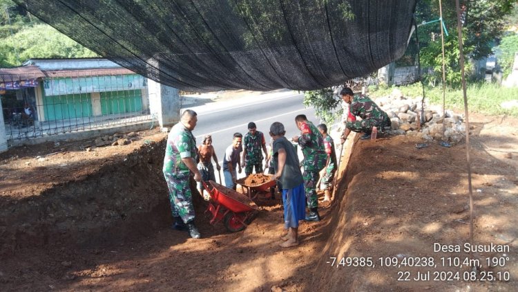 Gotong Royong, Babinsa Bantu Warga Pembuatan Jalan