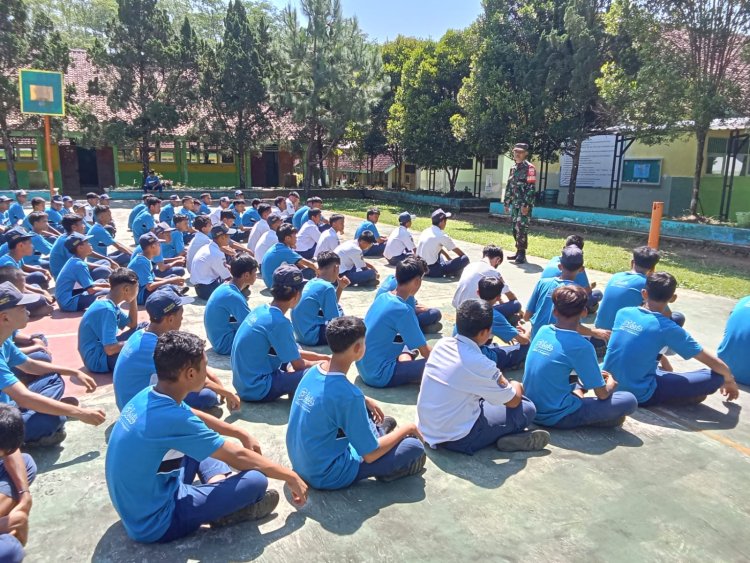 Tingkatkan Sikap Nasionalisme Babinsa Berikan Bekal Wasbang Kepada Siswa Siswi SMP 