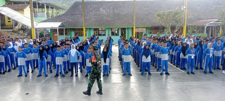 Babinsa Melaksanakan Kegiatan Pembinaan Mental, Karakter, dan PBB dalam Masa Pengenalan Lingkungan Sekolah