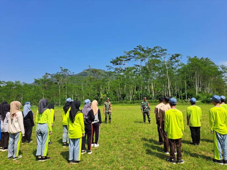 Isi Kegiatan MPLS Babinsa Koramil 04/Karangkobar Sampaikan Penguatan Kesadaran Bela Negara