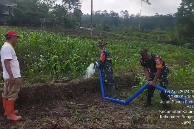 Sukseskan Ketahanan Pangan Babinsa Dampingi PPL dan Poktan Uji Coba Pompa Air Bantuan Kementan