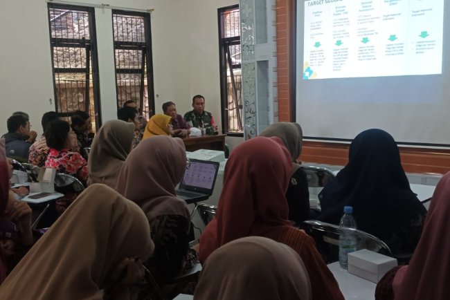 Dukung Bias, Babinsa Posramil Pagedongan Hadiri Pertemuan Persiapan Bulan Imunisasi Anak