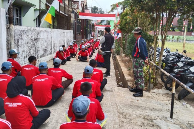 Jelang HUT RI Ke 79 Babinsa Bersama Bhabinkamtibmas Latih Paskibra Tingkat Kecamatan