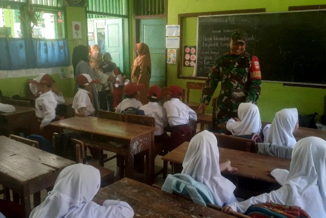 Babinsa Punggelan Aktif Dampingi Bulan Imunisasi Anak Sekolah