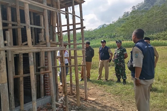 Danramil 13 Banjarmangu Tinjau Lokasi Pompa Air untuk Pengairan Sawah