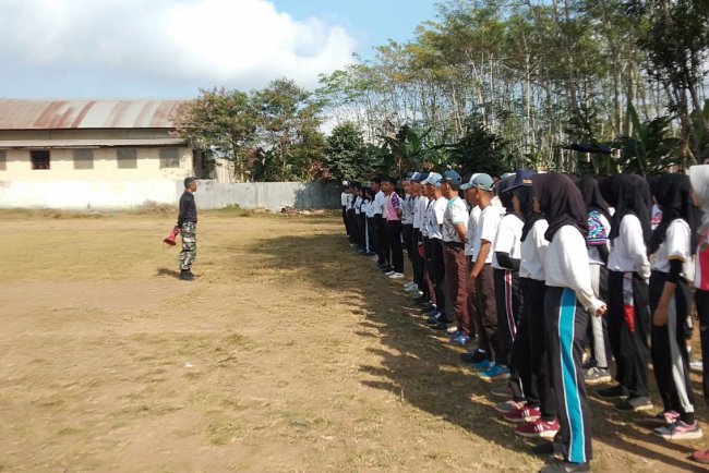 DALAM RANGKA MERIAHKAN HUT RI KE-79 BABINSA LATIH PASKIBRA KECAMATAN