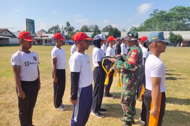 Babinsa Bimbing Paskibra 2024 Jalani Gladi Kotor Upacara HUT RI