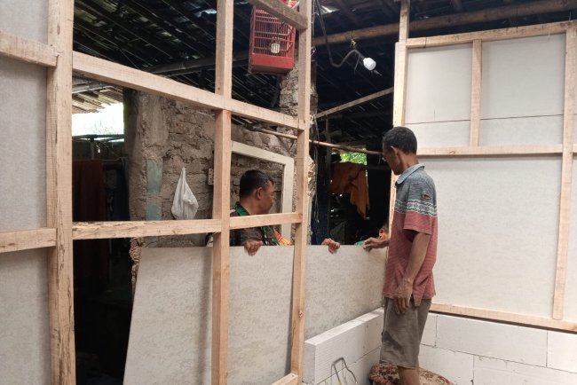Babinsa Hadir Di Wilayah Bantu Rehab Rumah Warga