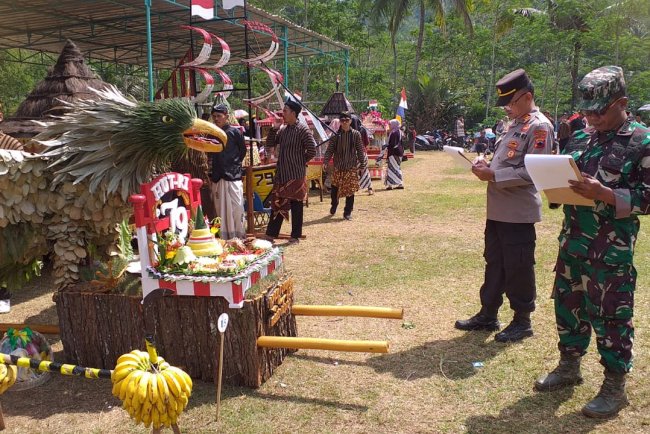 Danramil Hadiri Kirab Budaya Cakra Truna Wigunaning dan Pesta Rakyat Desa Sigeblog