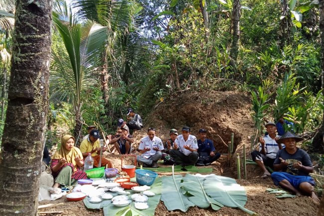 Mewujudkan Keakraban, Babinsa Komsos Di Desa Binaan